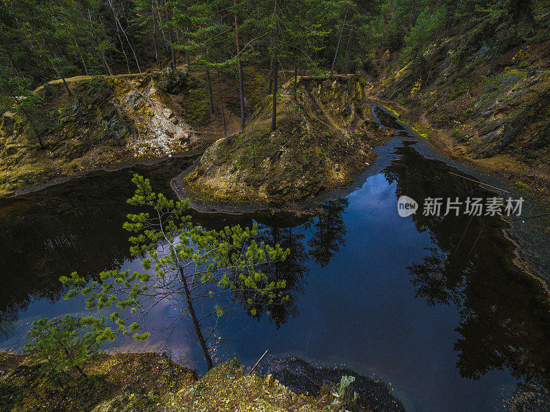 波兰Rudawy Janowickie五颜六色的小湖